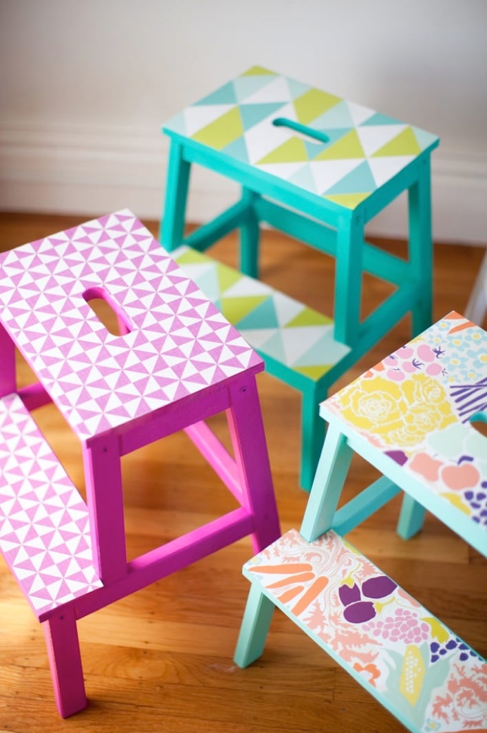 marche pied ikea chambre mobilier bois peinture blanche violette lumineux motifs triangles - blog déco - clem around the corner