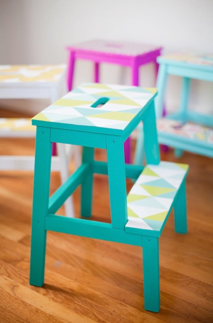 marche-pied ikea hack chambre mobilier bois bleu turquoise vert blanc motifs triangulaires