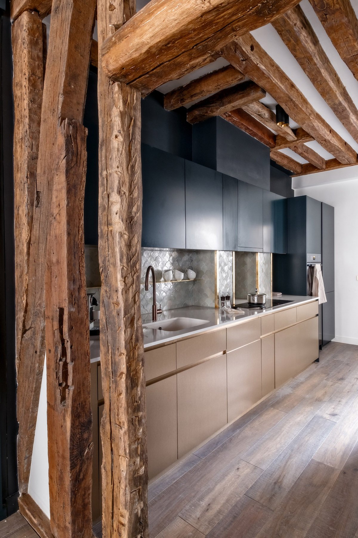 déco en bois cuisine chic luxueuse taupe laiton bleu - blog déco - clem around the corner