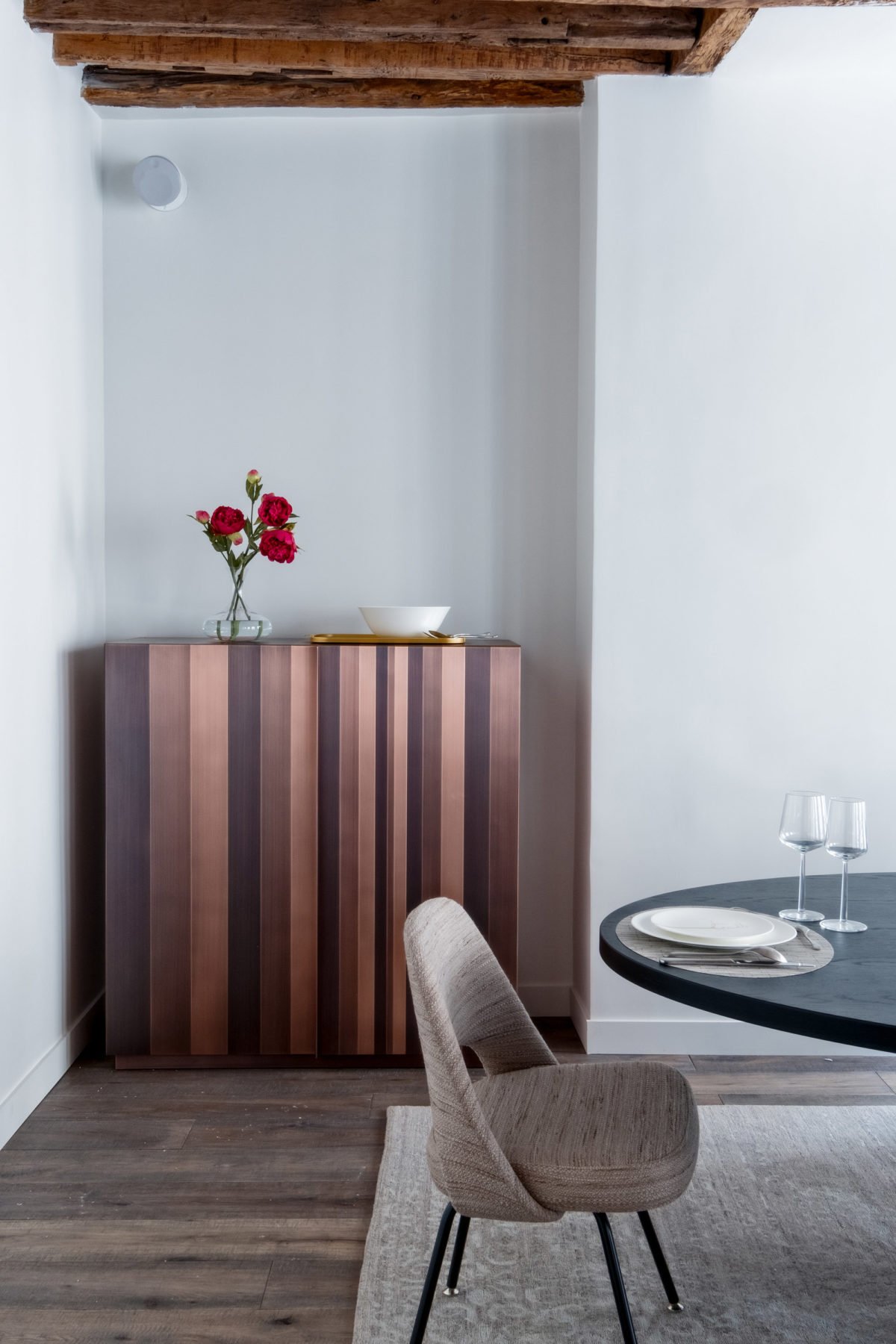 décoration charpente bois séjour vintage chaise meuble rayé taupe - blog déco - clem around the corner