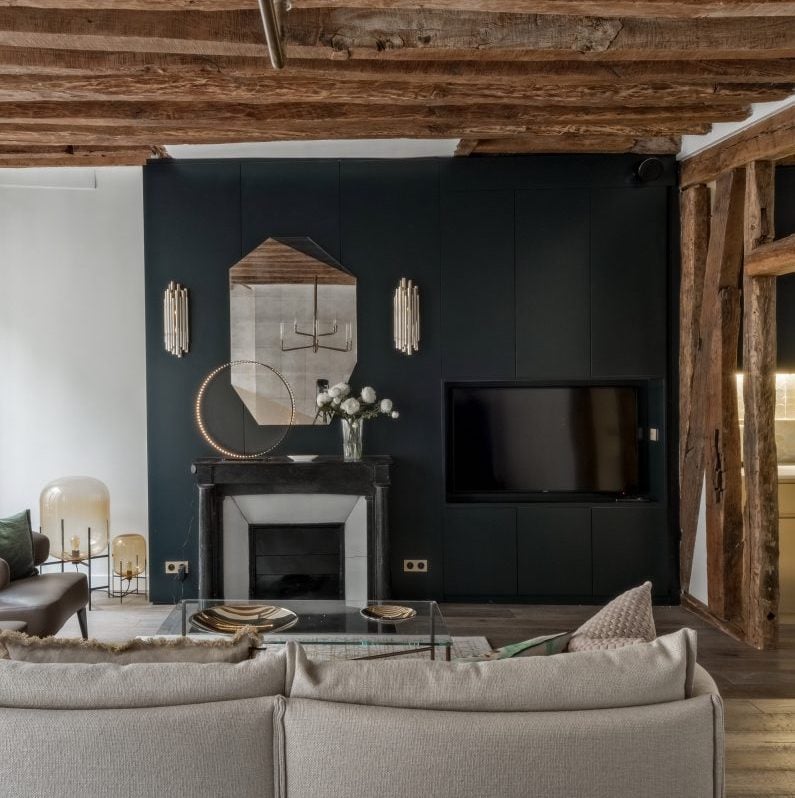 décoration salon poutre apparente en bois charpente appartement parisien - blog déco - clem around the corner