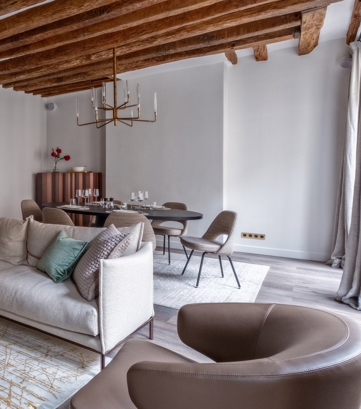 décoration en bois salon authentique moderne taupe laiton - blog déco - clem around the corner