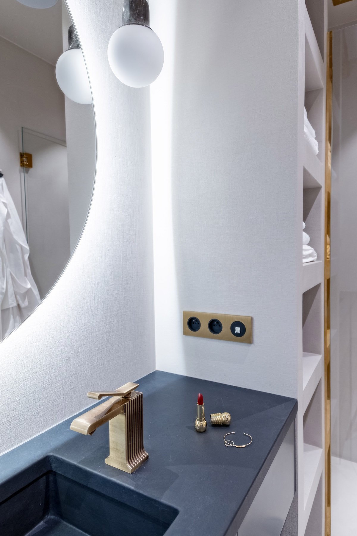 déco en bois salle de bain design contemporain robinet doré - blog déco - clem around the corner