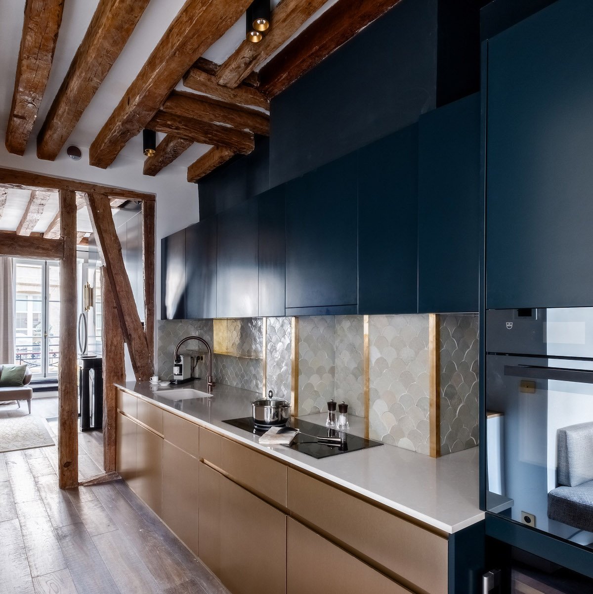 cuisine poutre en bois apparente rustique moderne couloir taupe carrelage laiton bleu - blog déco - clem around the corner