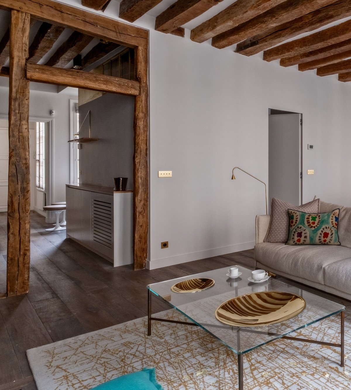 poutres apparentes appartement d'époque 60m2 Paris couloir cuisine salon authentique moderne - blog déco - clem around the corner
