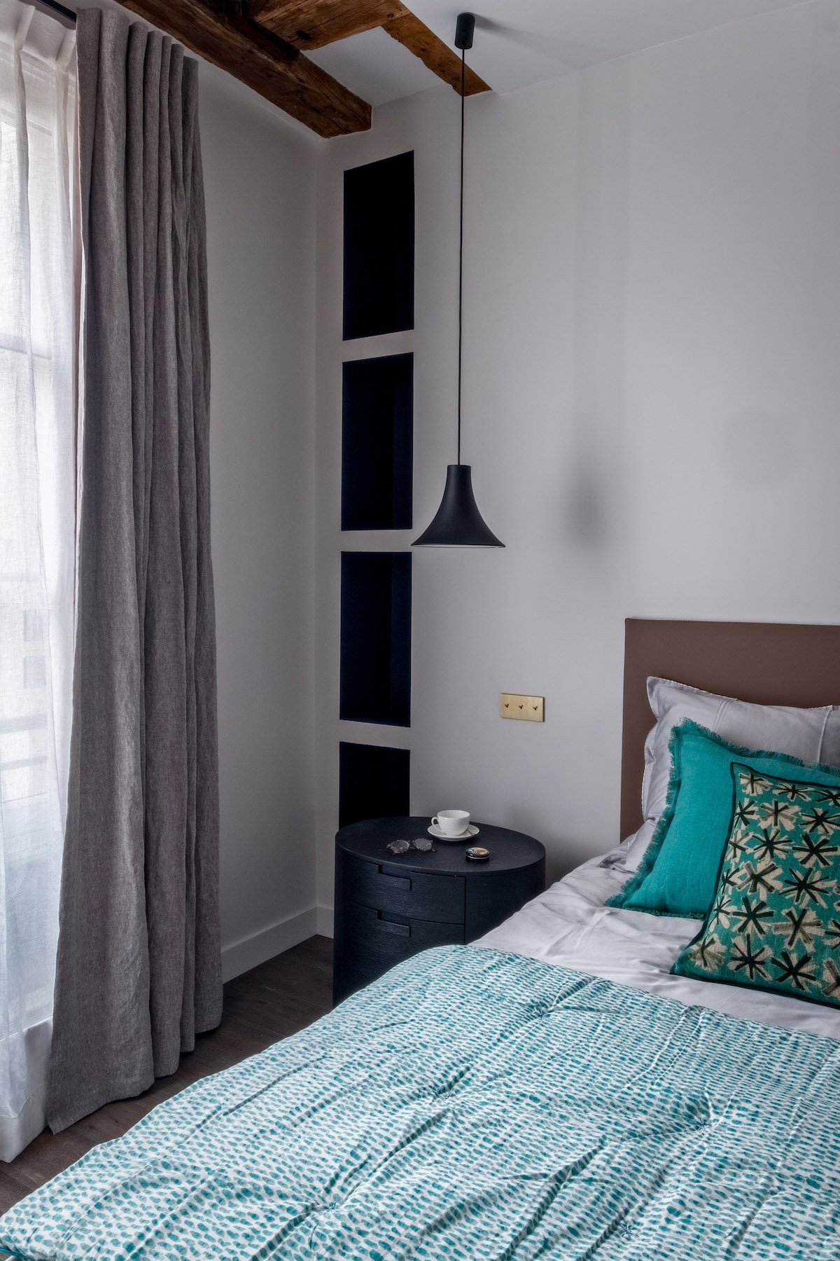 meubler un 60m2 à Paris chambre design rustique poutres apparentes