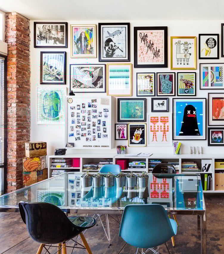 mur de cadres salon bureau rouge excentrique colore - blog déco - clem around the corner