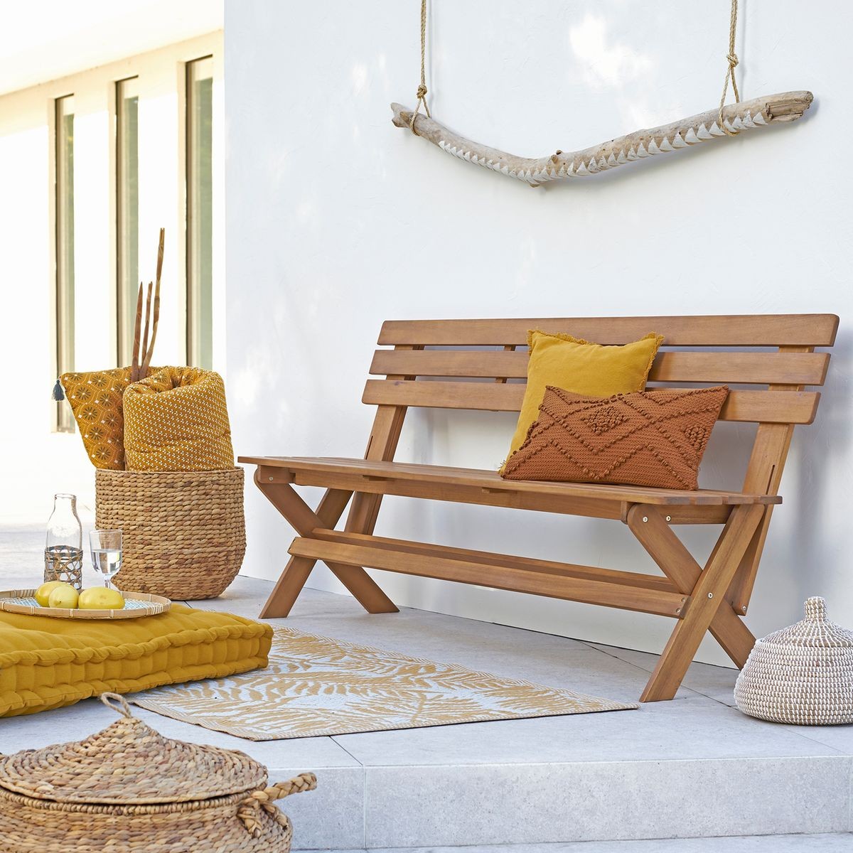 panier de rangement terrasse estivale banc bois coussin de sol jaune- blog déco - clem around the corner