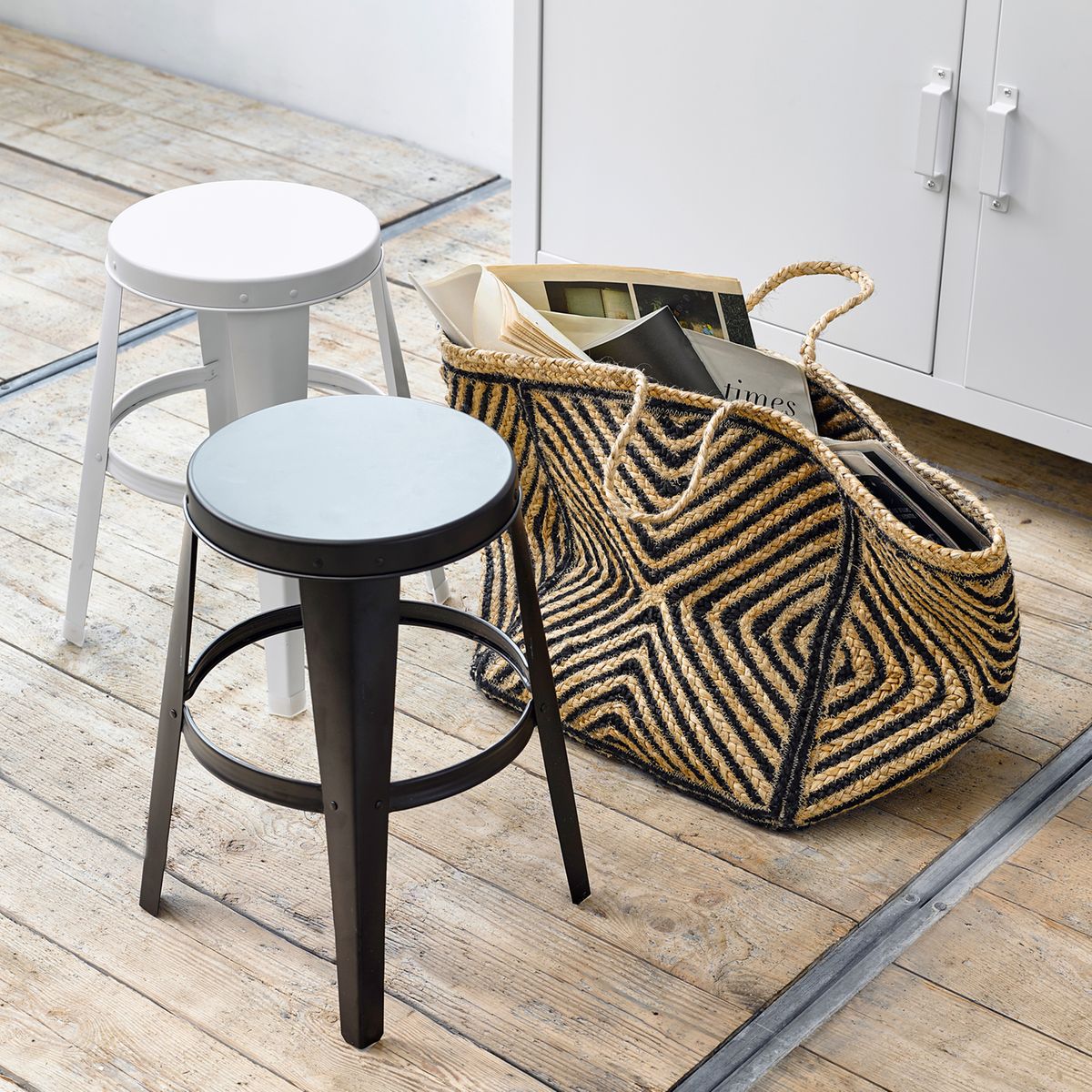 panier de rangement sac à main ethnique noir marron salon tabouret rond - blog déco - clem around the corner