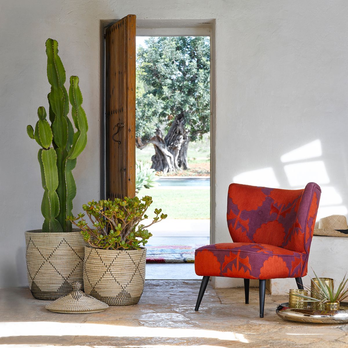 panier de rangement hall entrée estivale porte bois fauteuil rouge - blog déco - clem around the corner