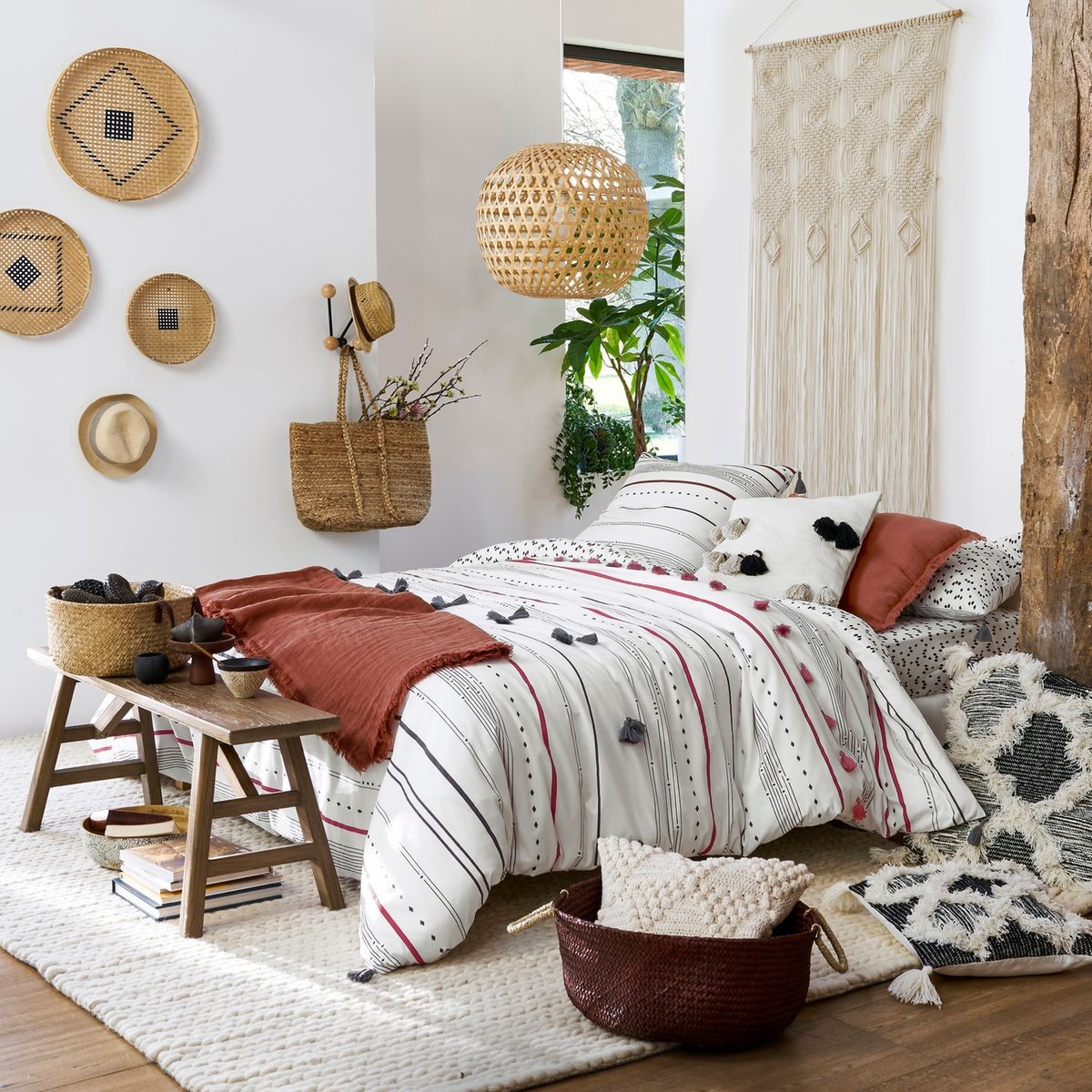 panier de rangement chambre bohémienne rouge blanche coussin pompon style berbère - blog déco - clem around the corner