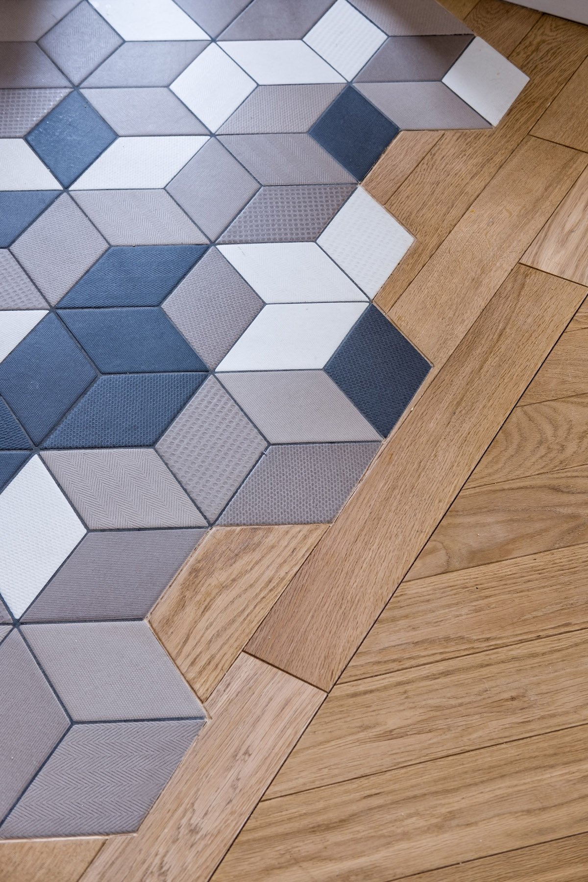 parquet en bois lamé miel imitation carrelage gris blanc noir hexagone mélange l'un sur l'autre séparation pièce originale cuisine sol salon