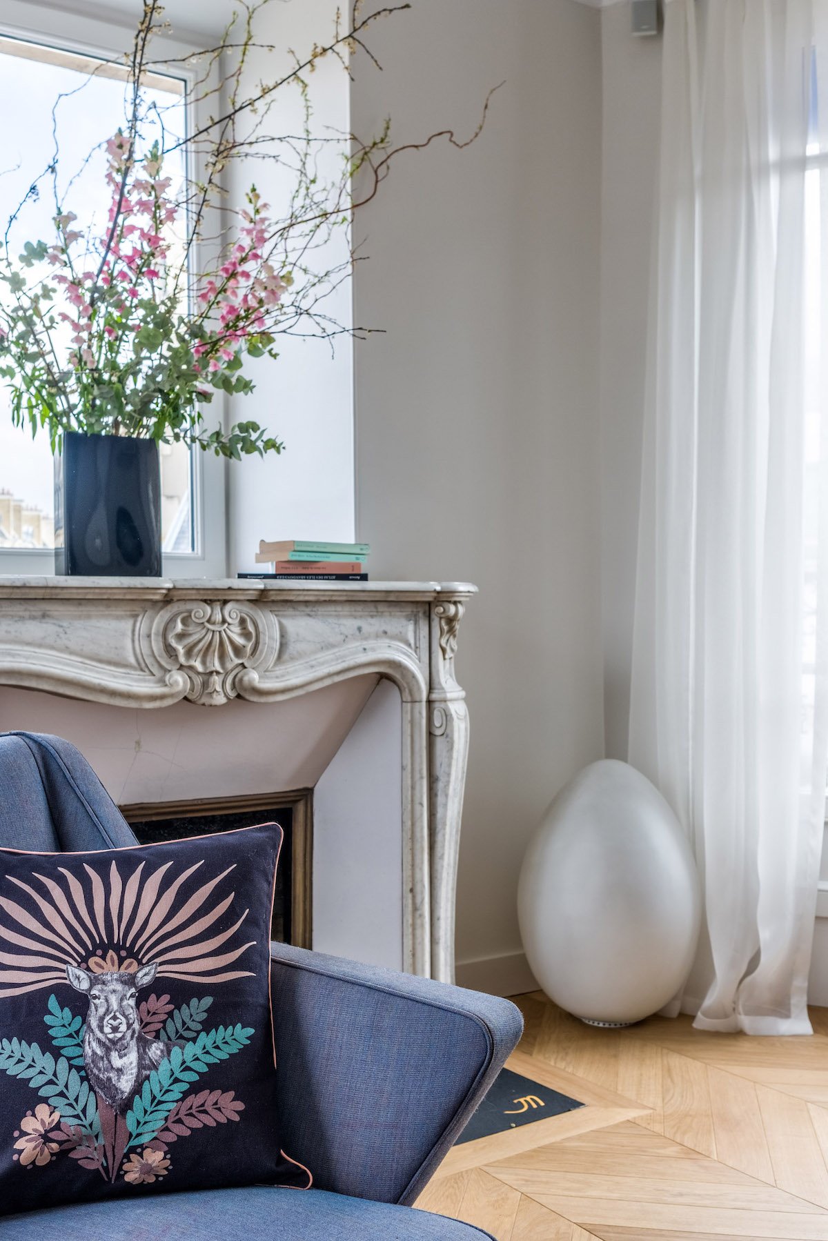 décoration bohème chic salon lumineux cheminée blanche fauteuil bleu style parisien - blog déco - clem around the corner