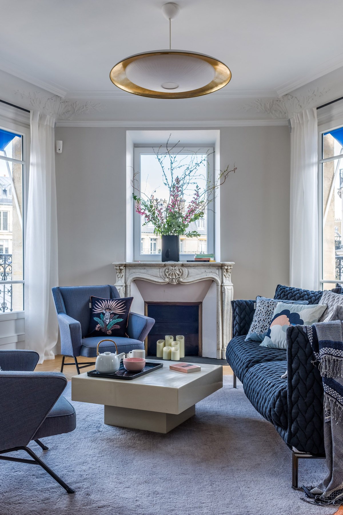décoration bleue salon feutré bohème chic salon lumineux tendance - blog déco - clem around the corner