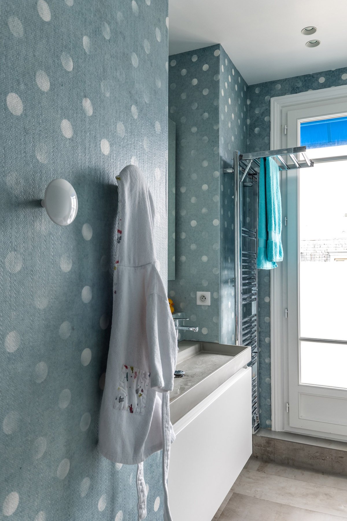 décoration bleue papier peint pois chic salle de bain enfant bleu à pois blanc - blog déco - clem around the corner