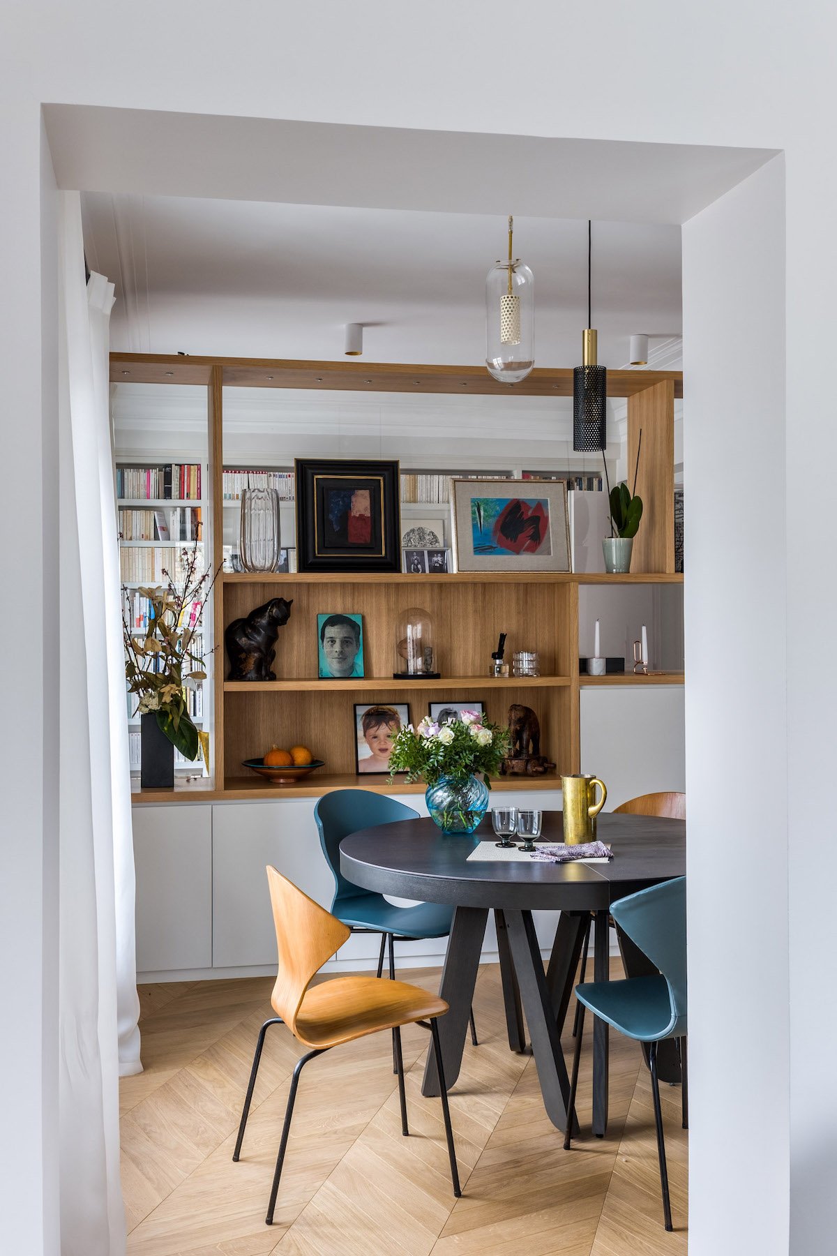 décoration bohème chic salle à manger style vintage bibliothèque bois - blog déco - clem around the corner