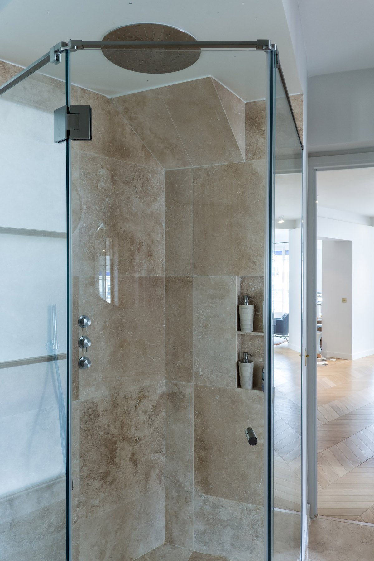 déco bohème chic douche italienne angle marbre beige marron porte vitrée