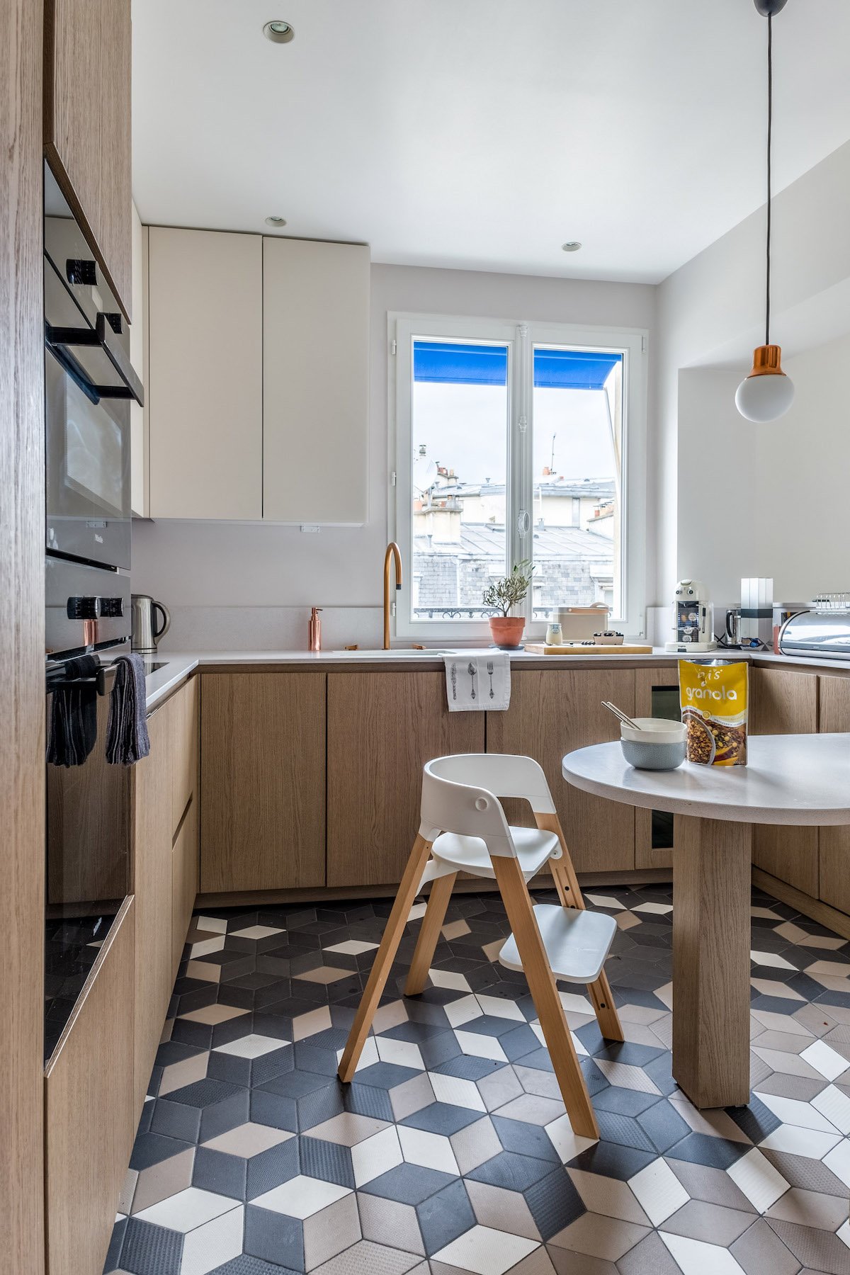 cuisine mobilier bois chaise haute scandinave design blanche bois enfant sol géométrique