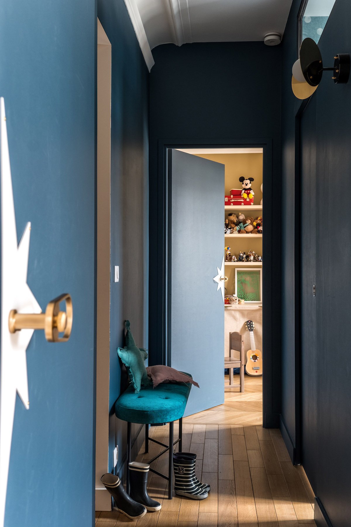 couloir bleu foncé peinture porte étoile banquette velours parquet bois botte caoutchouc - blog clem around the corner