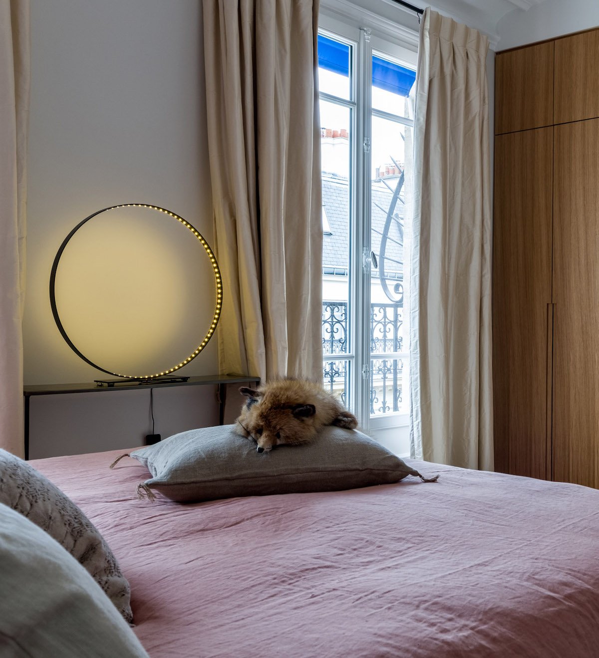 décoration bohème chic chambre parentale lampe cercle design tendance moderne lit rose - blog déco - clem around the corner