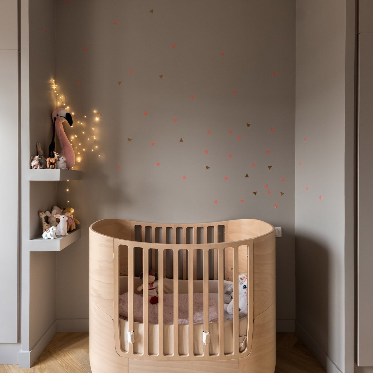 déco bohème chic chambre enfant lit barreaux bois rangement gris guirlande lumineuse beige scandinave berceau lit barreau bois massif
