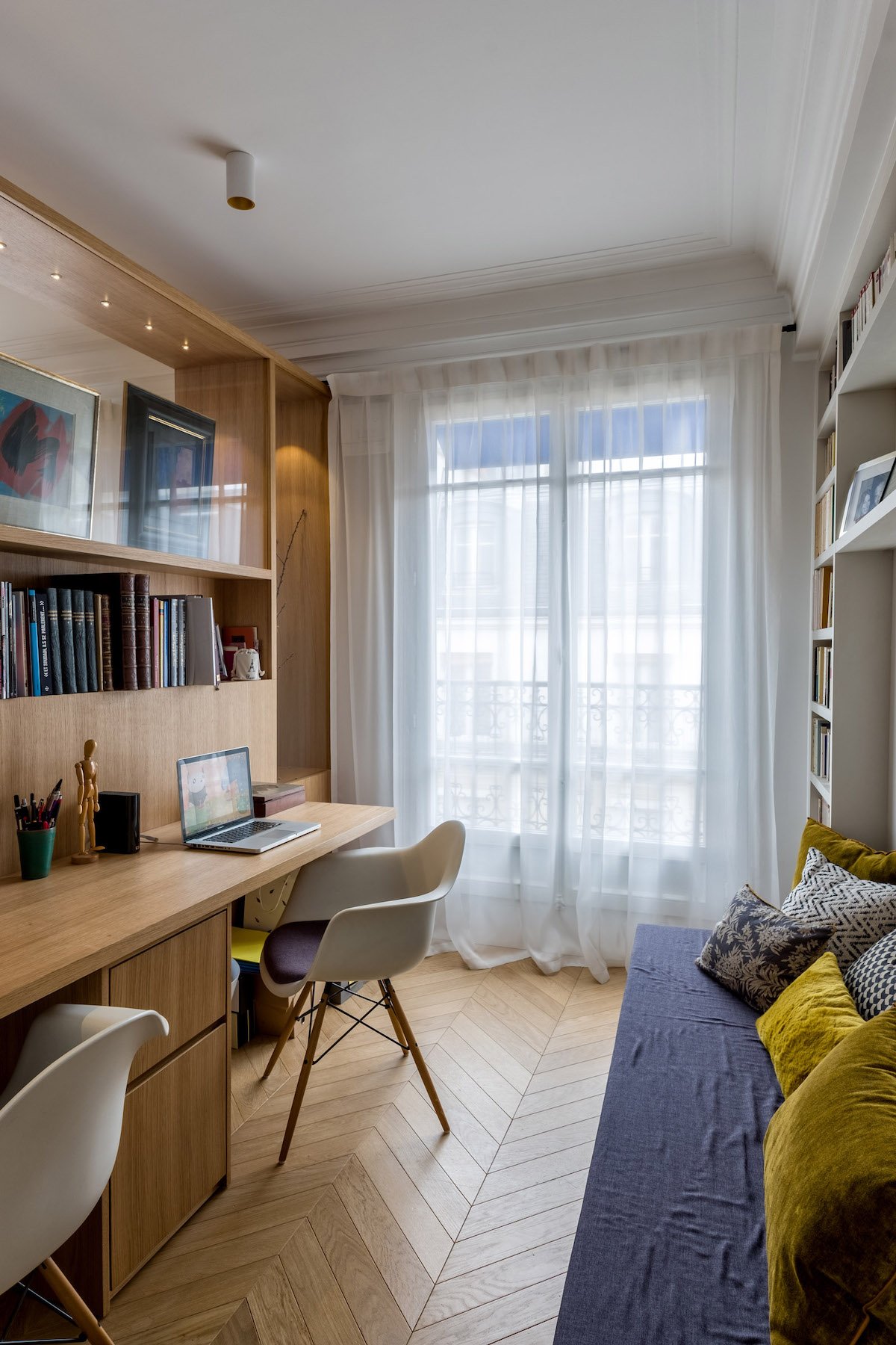 décoration bohème chic bureau chambre amis table banquette couleurs bleu jaune - blog déco - clem around the corner