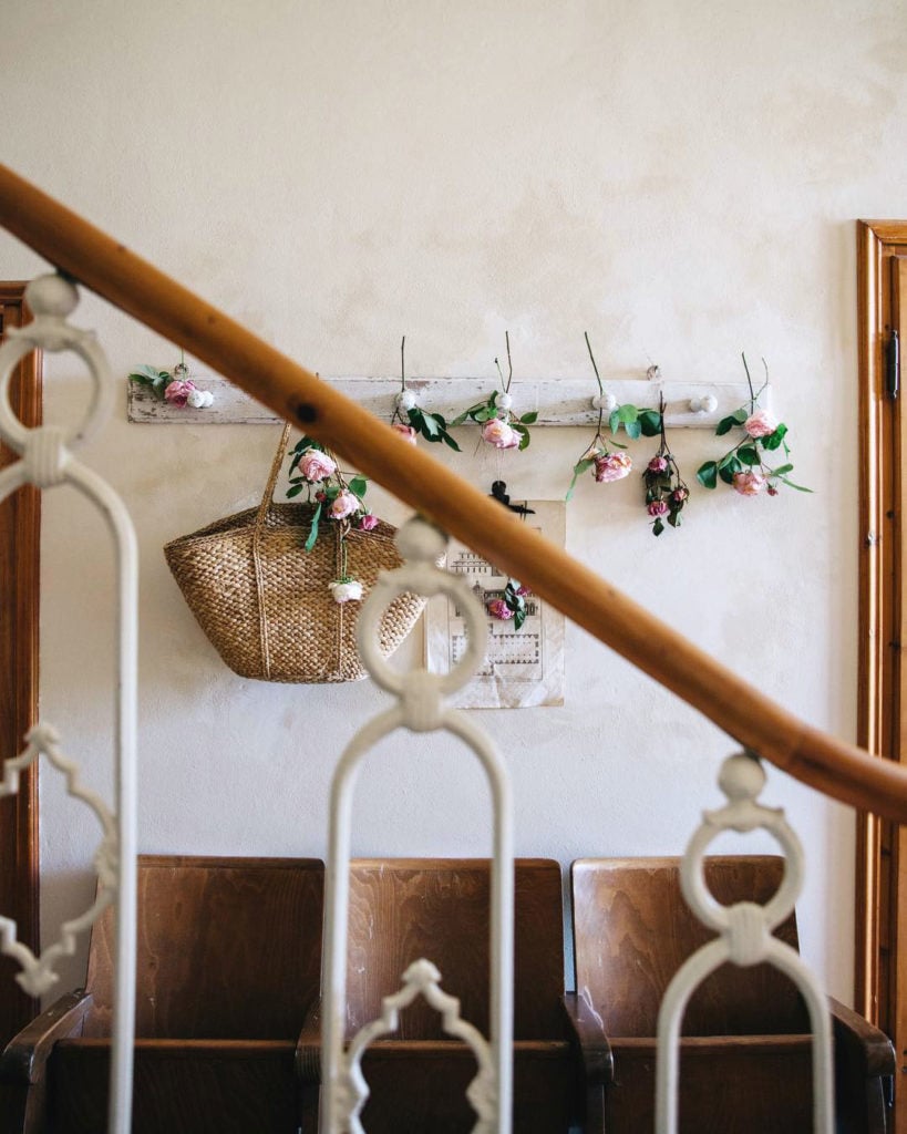 maison style italien escalier fer forgé porte manteau roses panier osier sièges bois - blog déco - clem around the corner