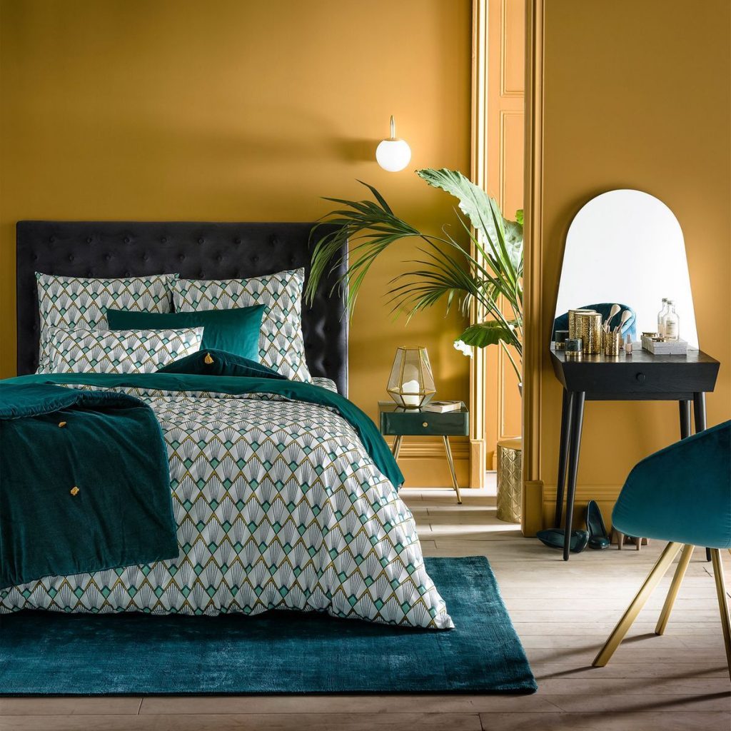 tendance néo art déco chambre jaune moutarde bleu canard linge de lit velours plantes vertes doré - blog déco - clem around the corner