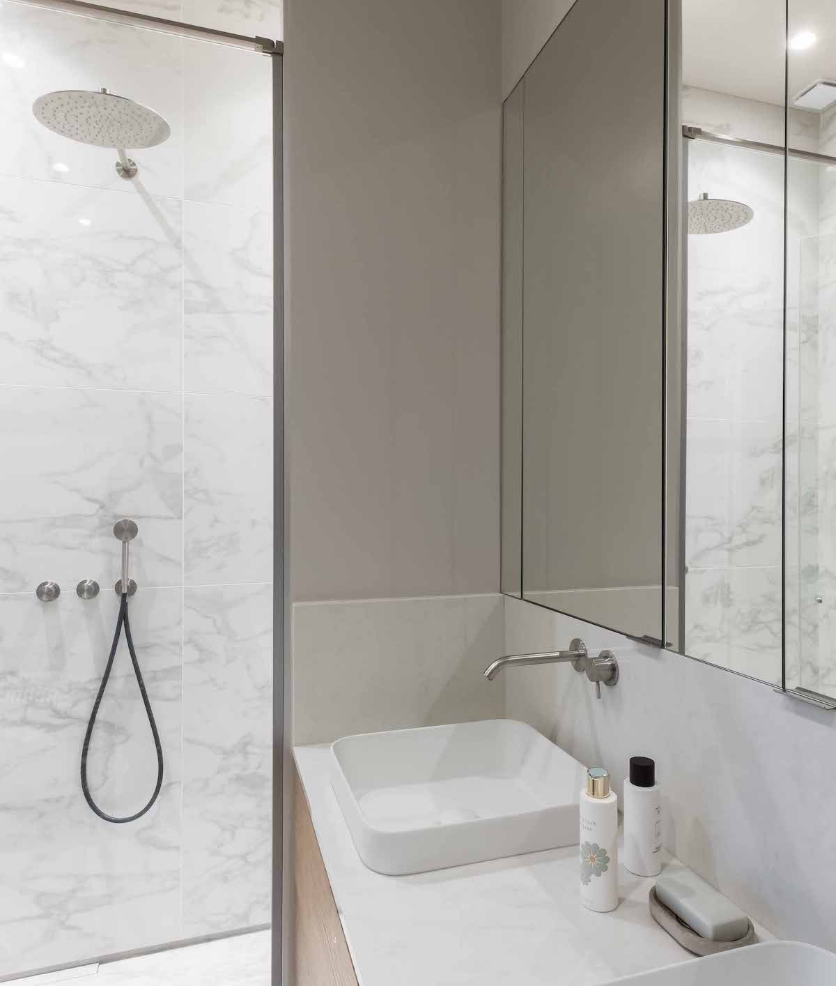 loft haussmannien salle de bain marbre blanc double vasque miroir - blog déco - clem around the corner