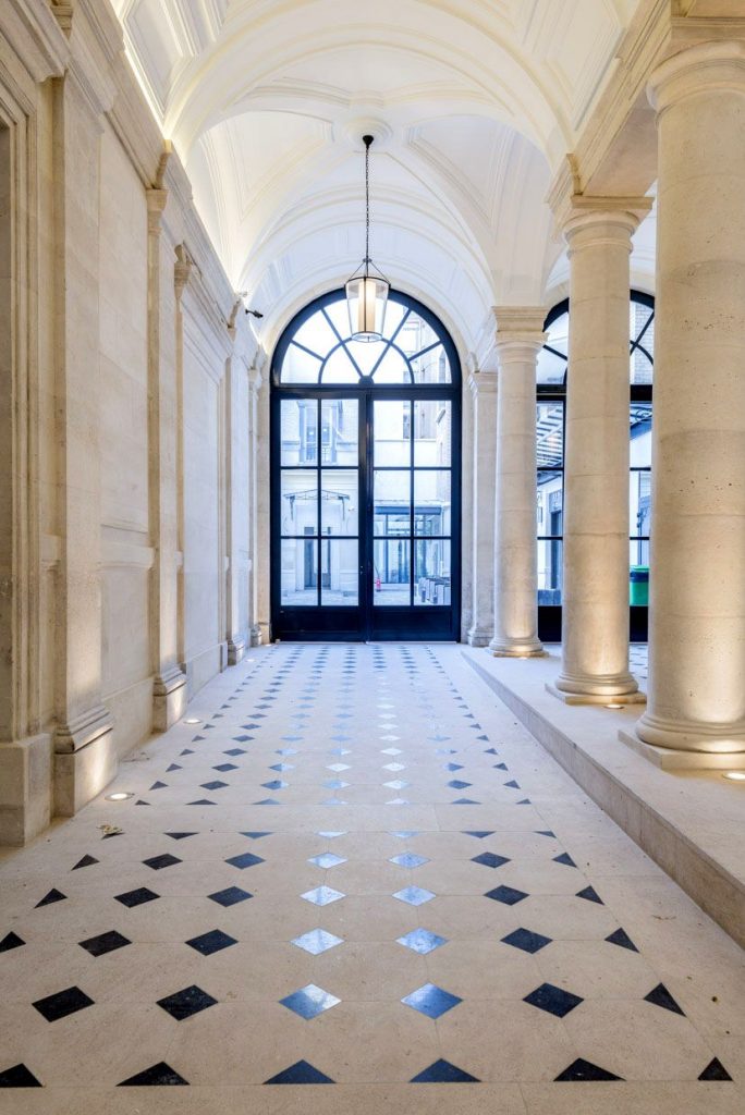 loft haussmannien hall entrée spacieux luxueux noir et blanc - blog déco - clem around the corner