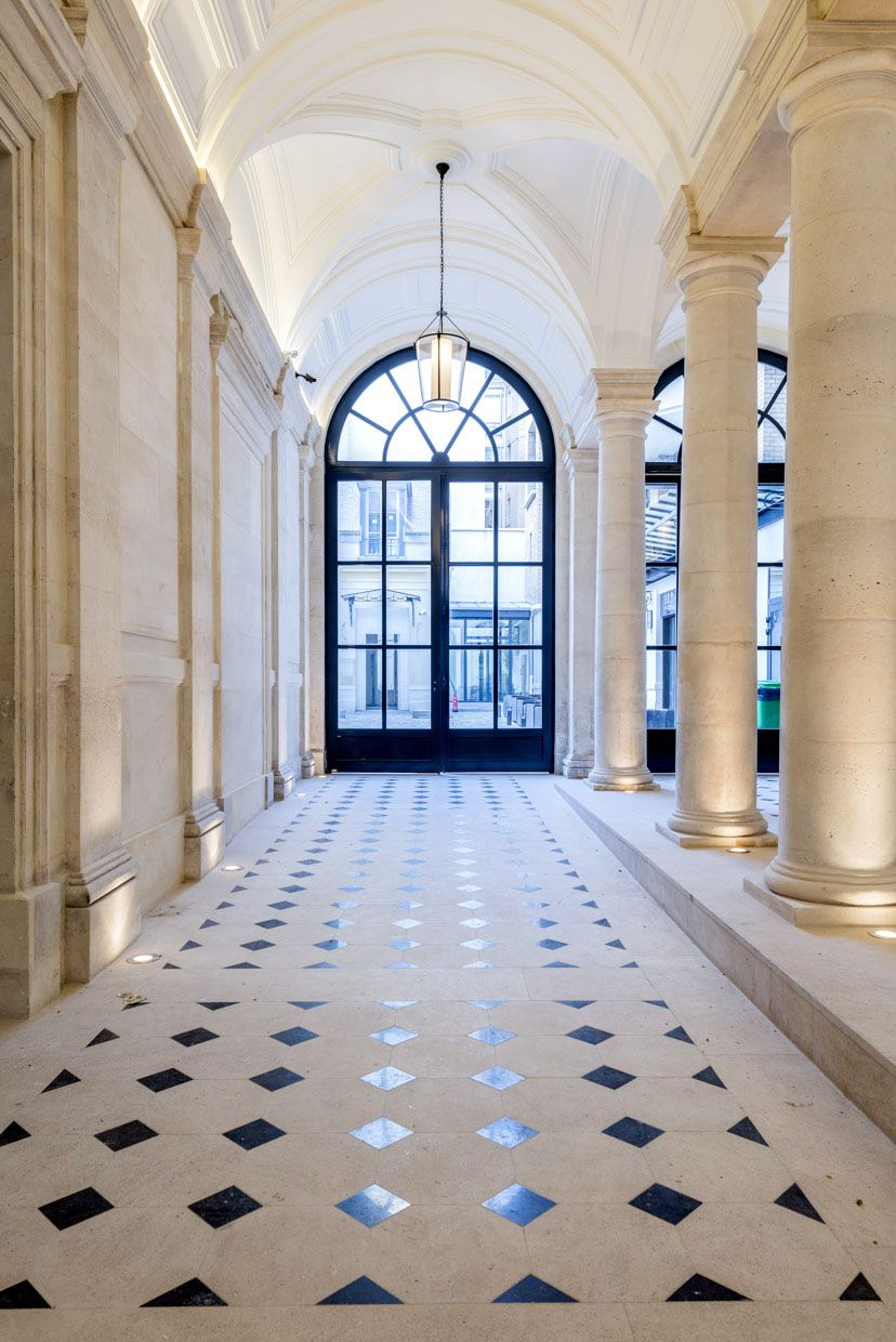 loft haussmannien hall entrée spacieux luxueux noir et blanc - blog déco - clem around the corner