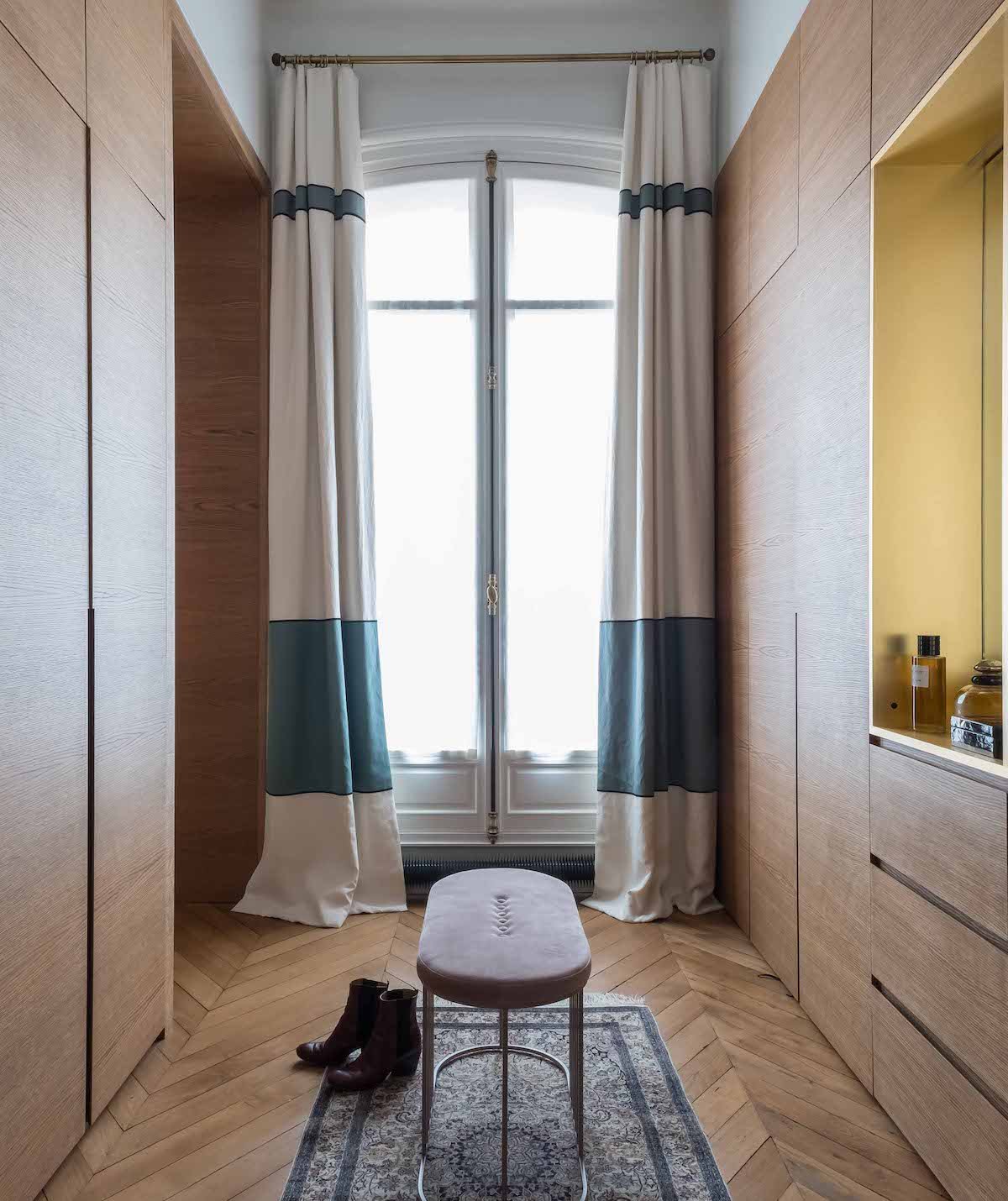 loft haussmannien dressing long bois banquette velours rose blush - blog déco - clem around the corner