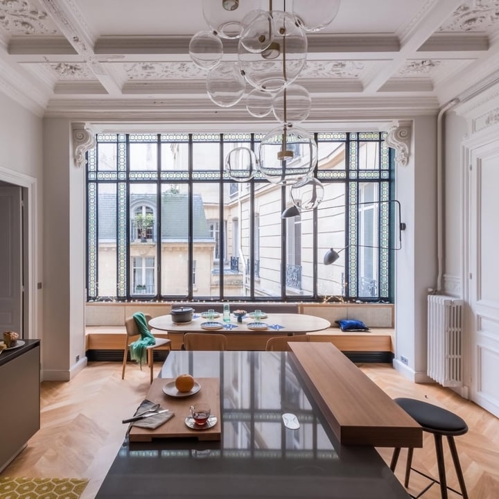 loft haussmannien cuisine spacieuse fenêtre vitre chic élégant - blog déco - clem around the corner