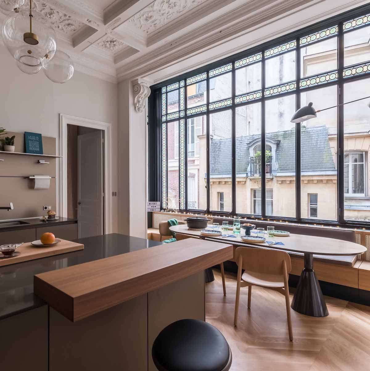 loft haussmannien cuisine plan de travail centrale gris - blog déco - clem around the corner