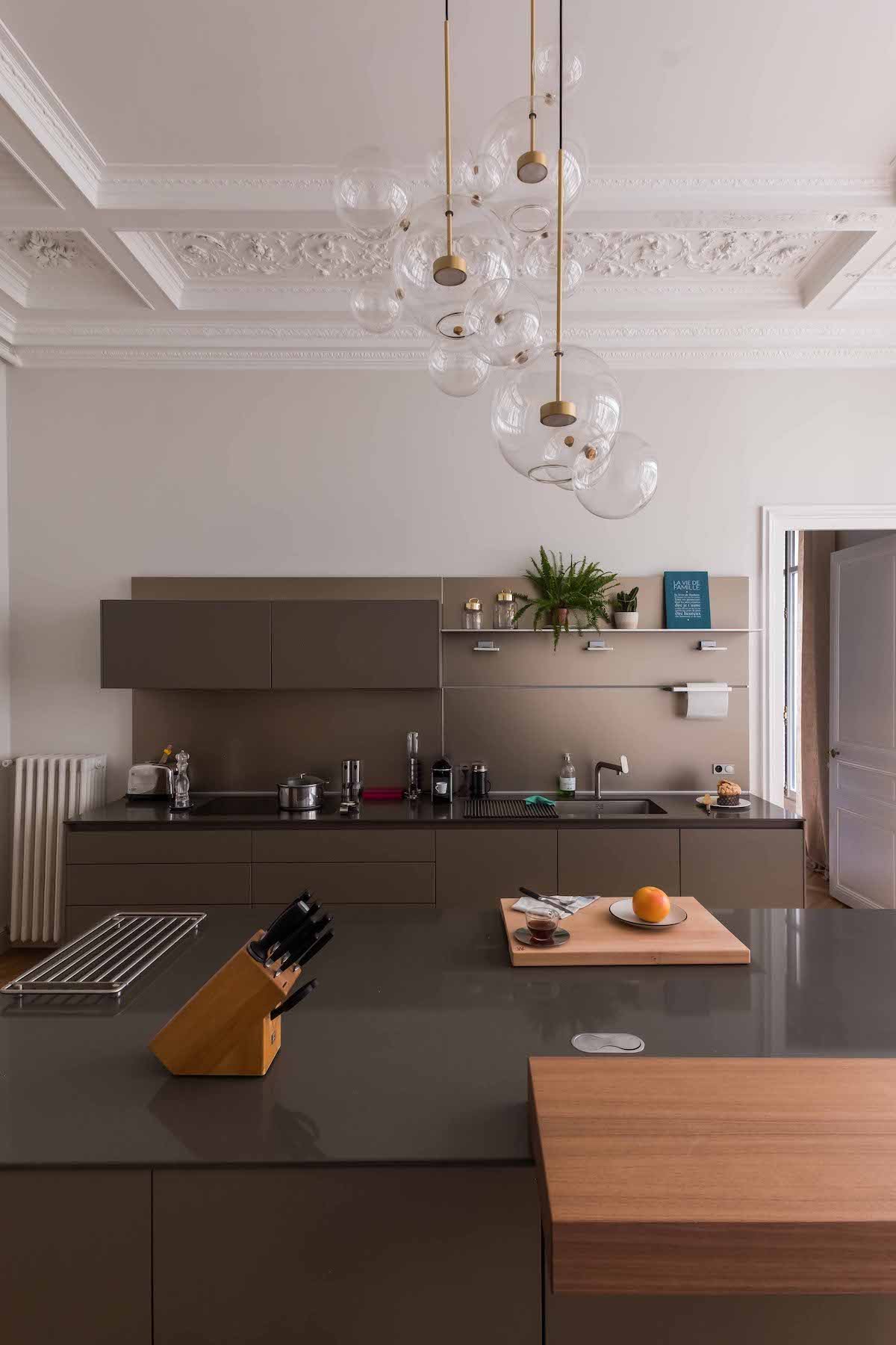 loft haussmannien cuisine luxueuse élégante sobre chic - blog déco - clem around the corner