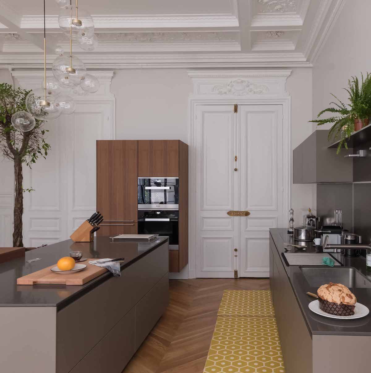 loft haussmannien cuisine grise mobilier bois tapis jaune rétro - blog déco - clem around the corner