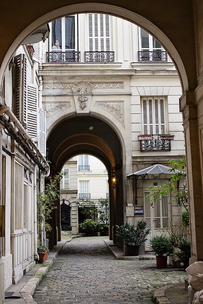 loft haussmannien cours immeuble chemin pierre plante verte - blog déco - clem around the corner