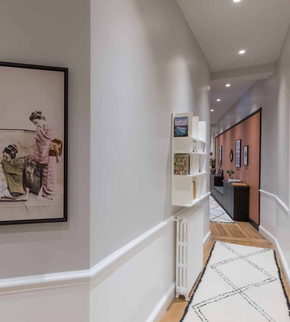 loft haussmannien couloir blanc long tableau coloré - blog déco - clem around the corner