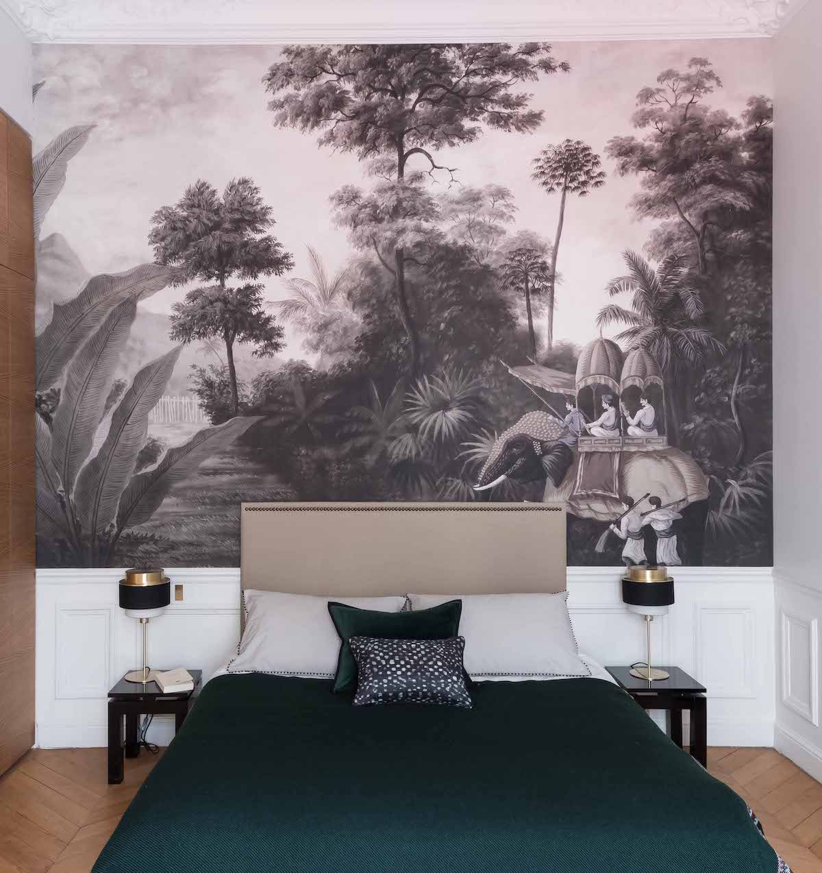 loft haussmannien chambre parentale papier peint noir blanc tropicale lit vert - blog déco - clem around the corner