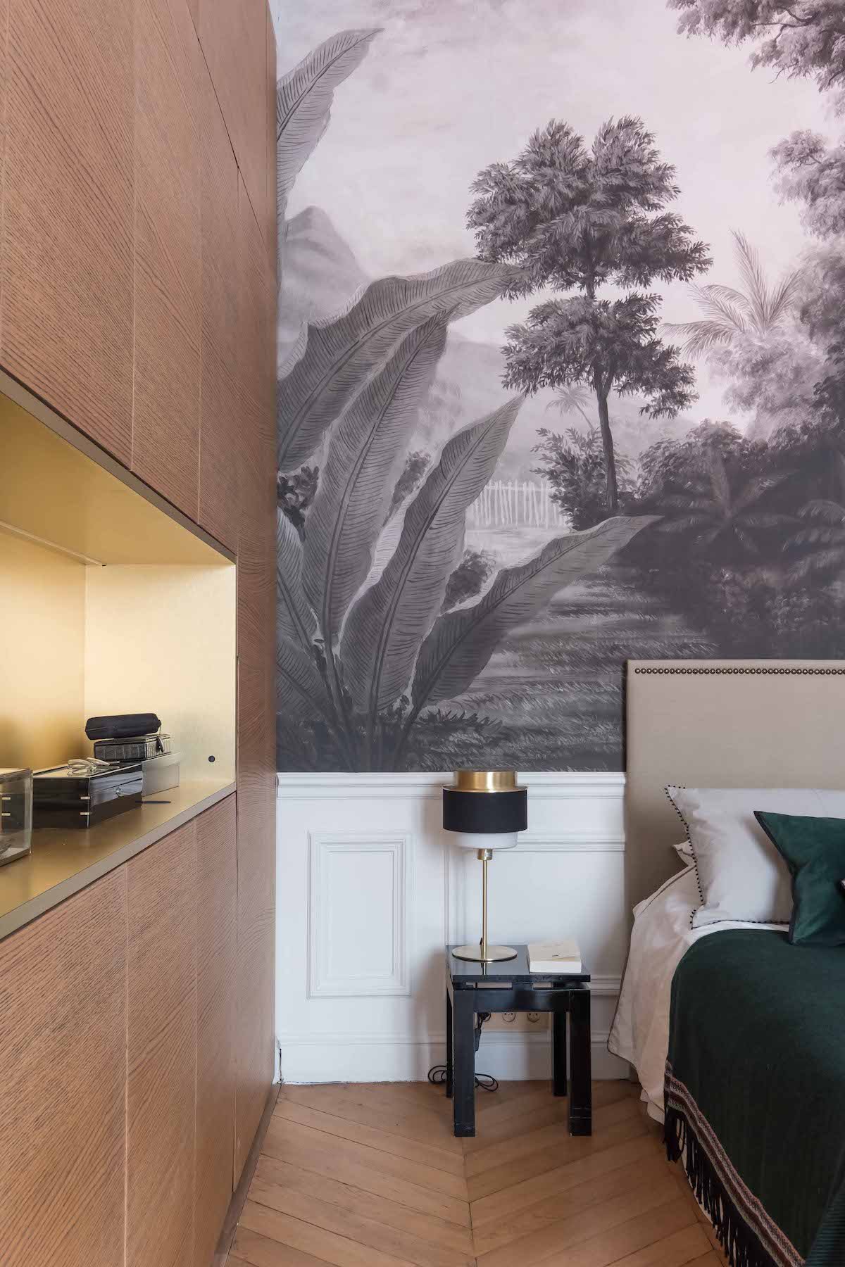 loft haussmannien chambre parentale papier peint noir blanc tropicale dressing bois - blog déco - clem around the corner