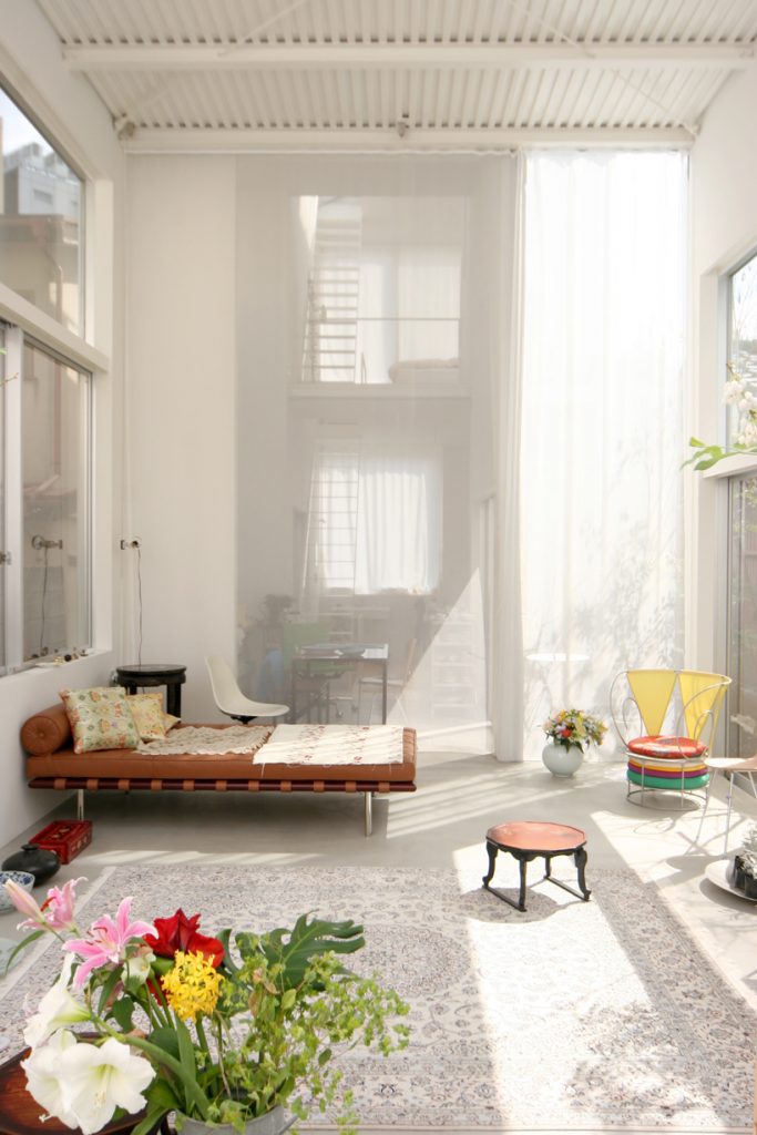 house a de ryue nishizawa salon banquette cuir plantes japon - blog déco - clem around the corner