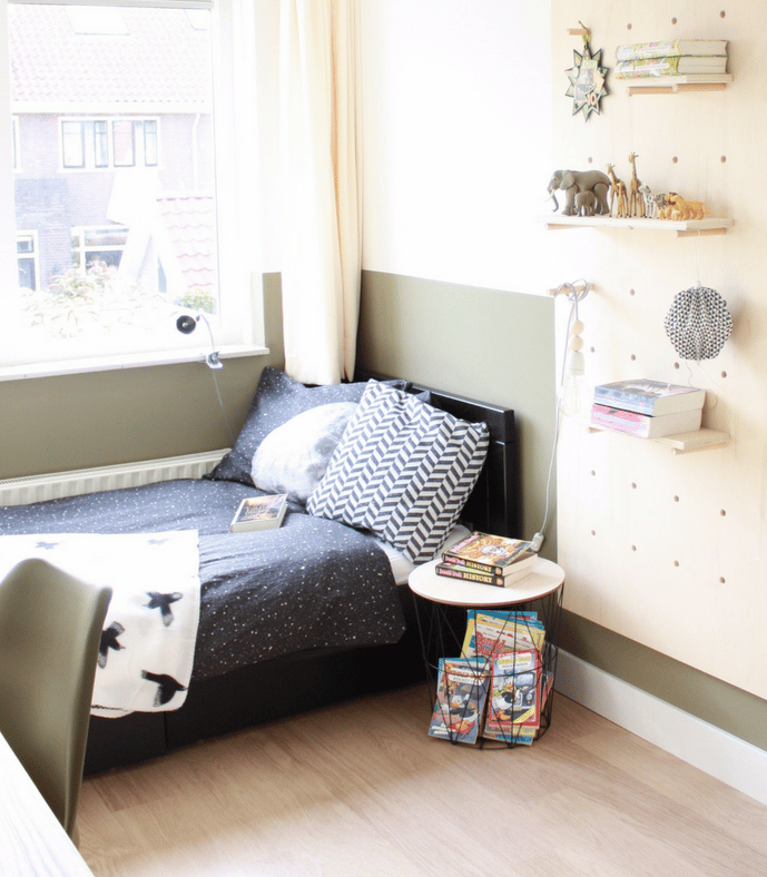 chambre enfant kaki lit noir couette blanc motif rayure planche bois chaise verte - blog déco - clem around the corner