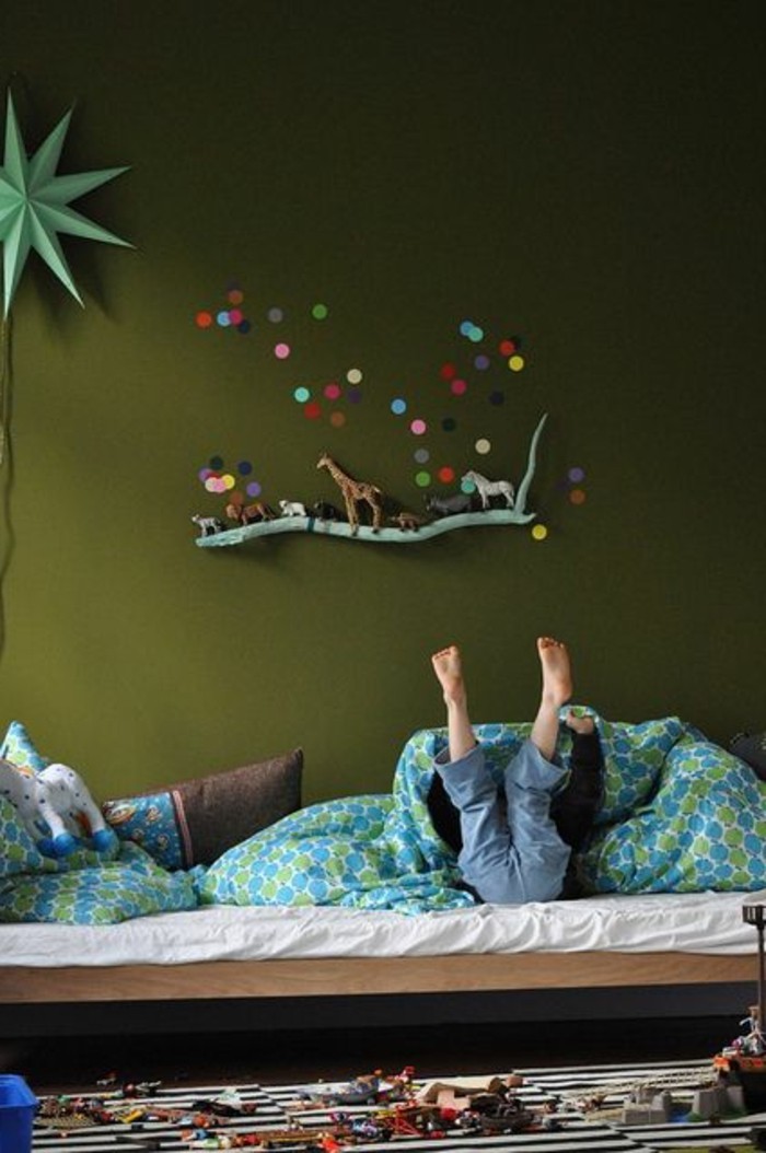 chambre enfant kaki mur confettis étagère branche bois bleu tapis rayé noir blanc