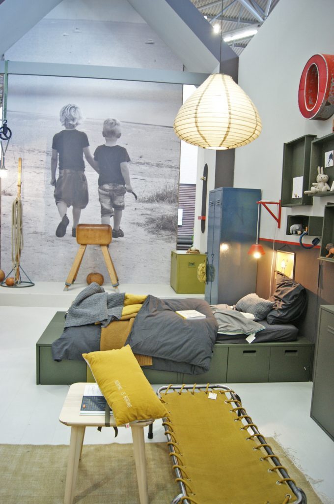 salle de jeux lit de camps déco industrielle