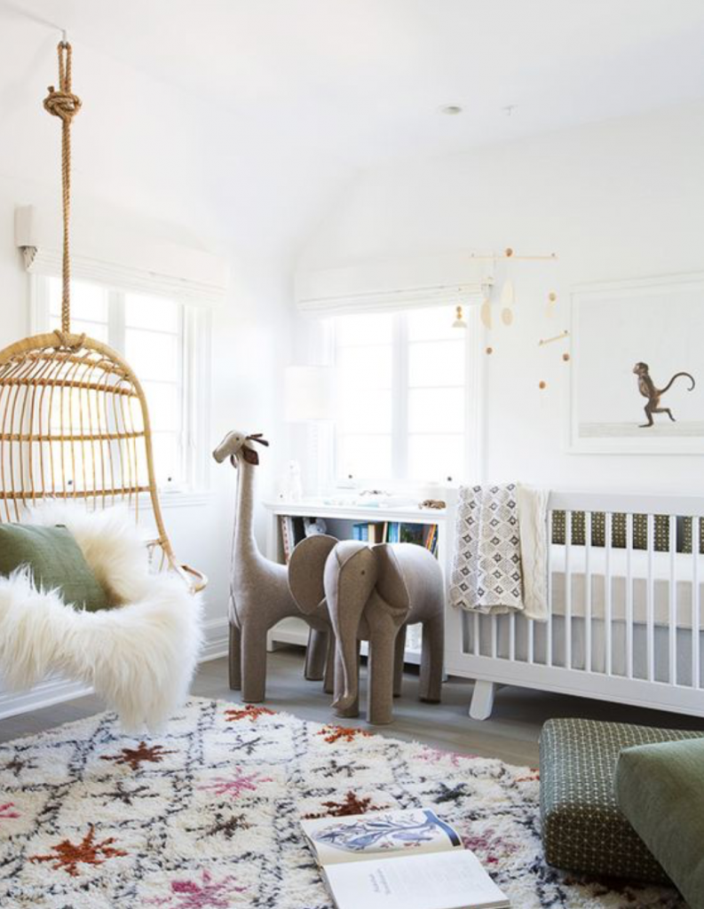 chambre enfant kaki lit bébé bois blanc coussin de sol plaid fourrure blanche - blog déco - clem around the corner