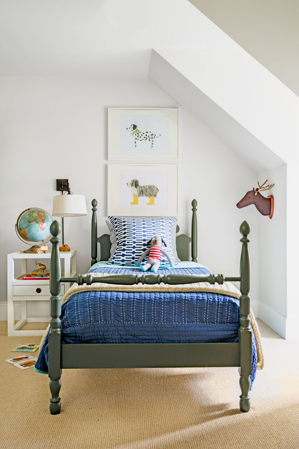 chambre enfant kaki lit bois sol marron globe terrestre table chevet blanc - blog déco - clem around the corner