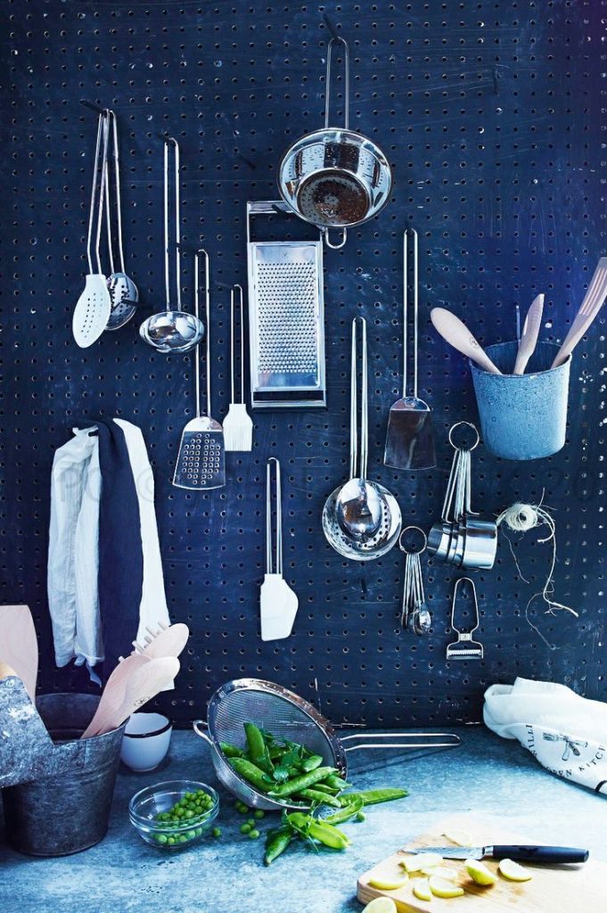 cuisine bleue pegboard accessoires ustensiles - blog déco - clem around the corner