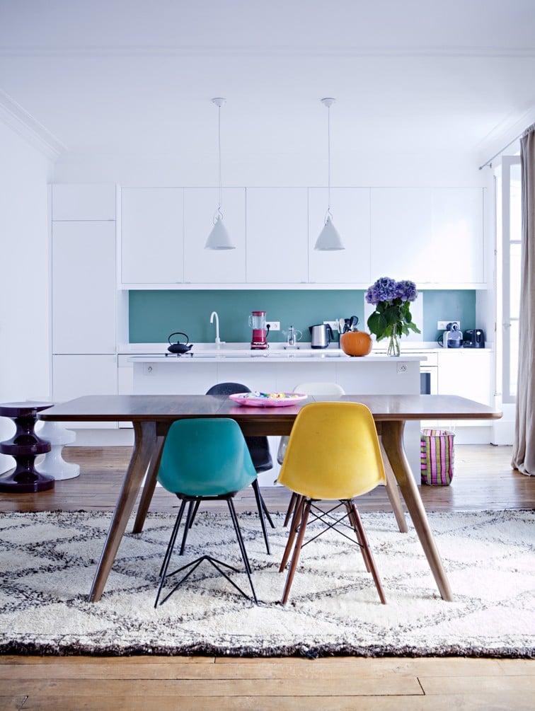 cuisine bleue chaises coloré grand tapis berbère - blog déco - clem around the corner