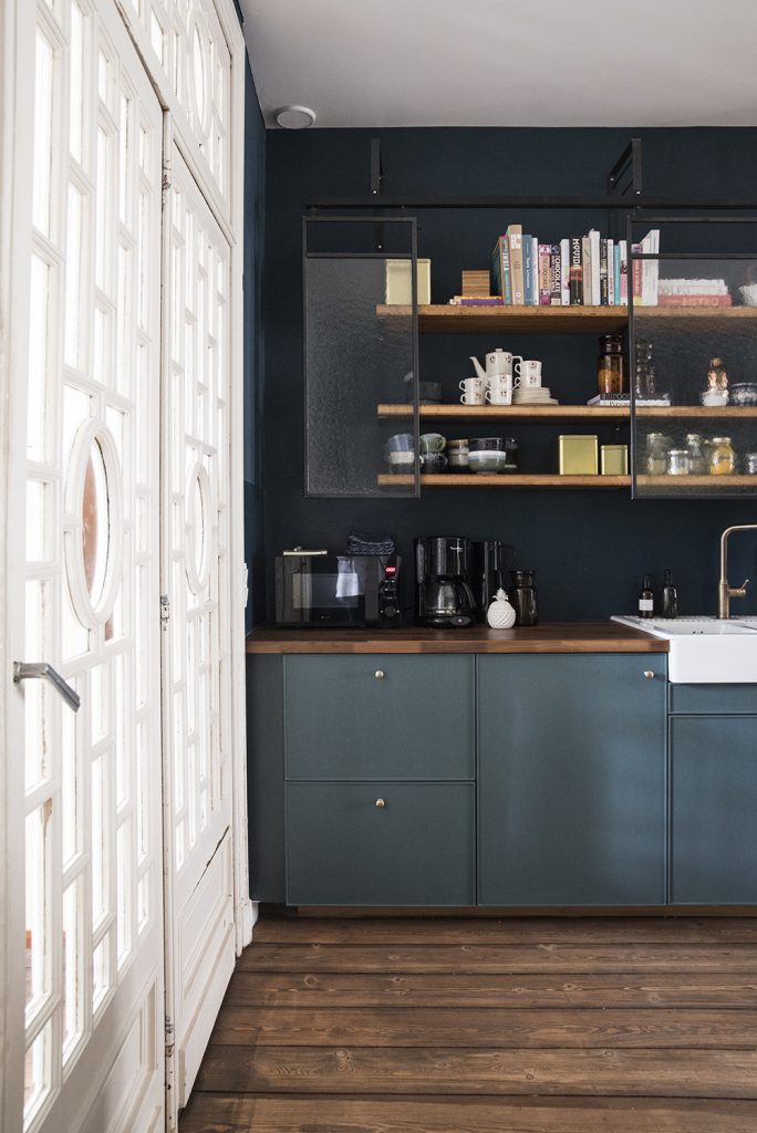 cuisine bleue canard parquet bois foncé décoration - blog déco - clem around the corner