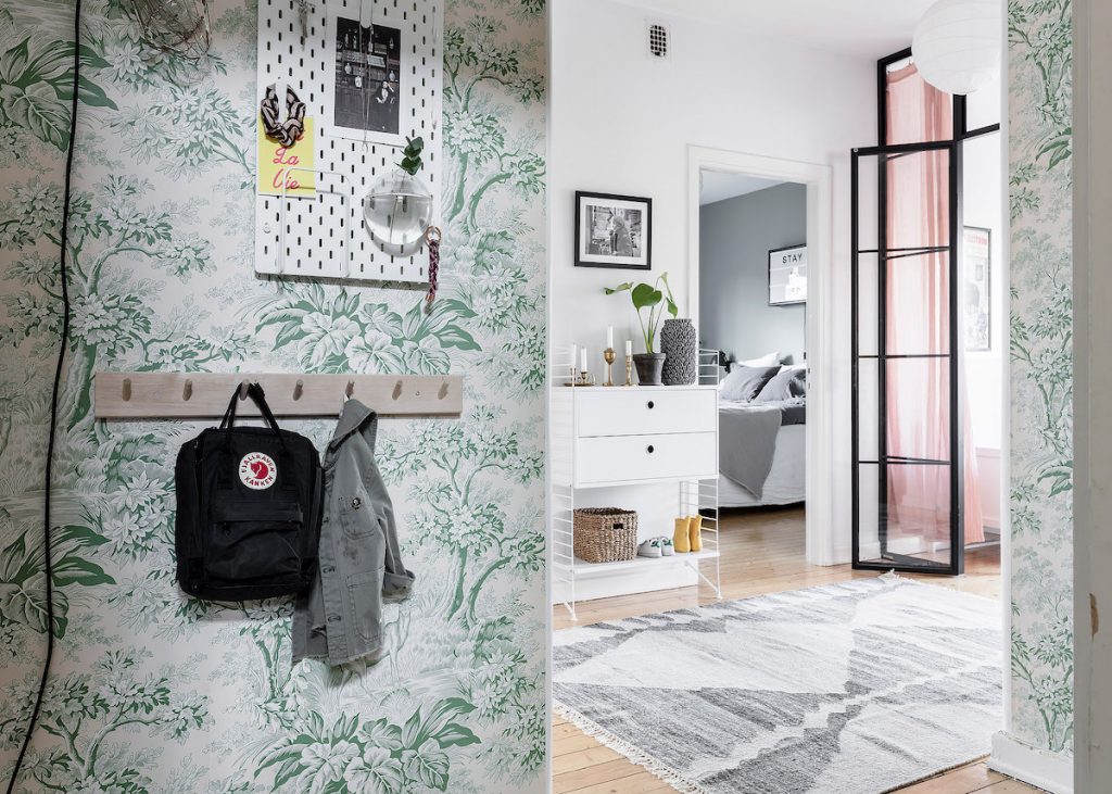 papier peint Toile de Jouy vert fleur vintage style printanier hall clair lumineux pastel - blog déco - clem around the corner